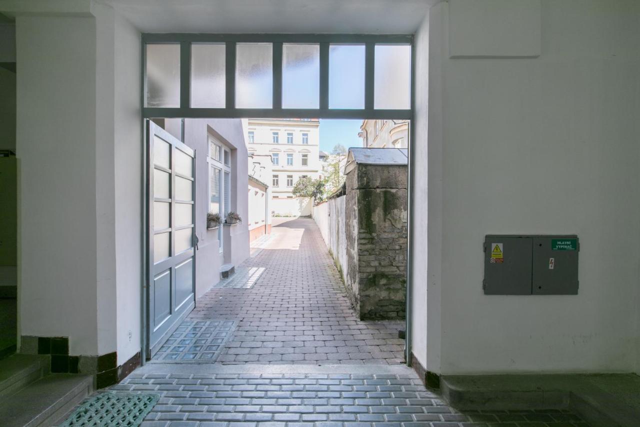 Cozy Apartment In Quiet Courtyard Near Charles Bridge — Photos 1