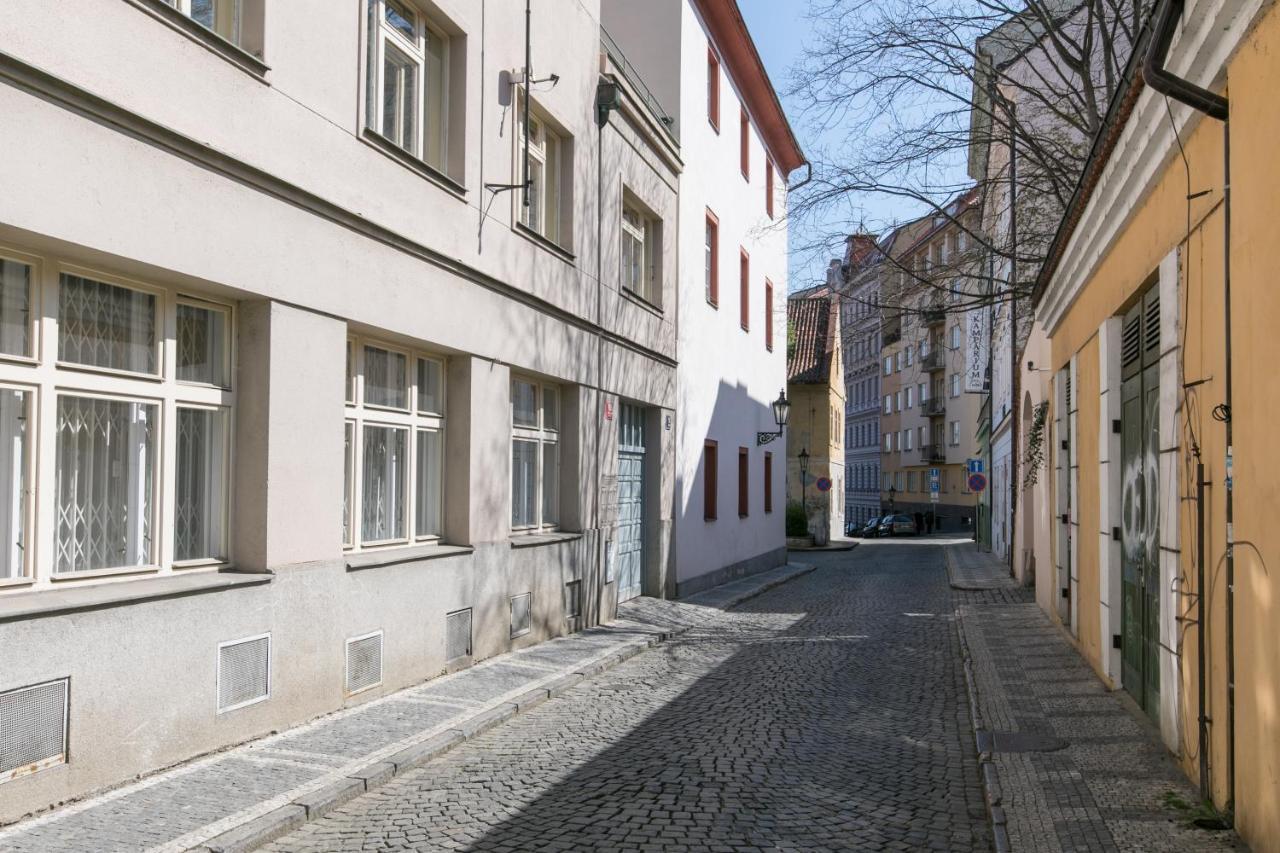 Cozy Apartment In Quiet Courtyard Near Charles Bridge — Photos 2